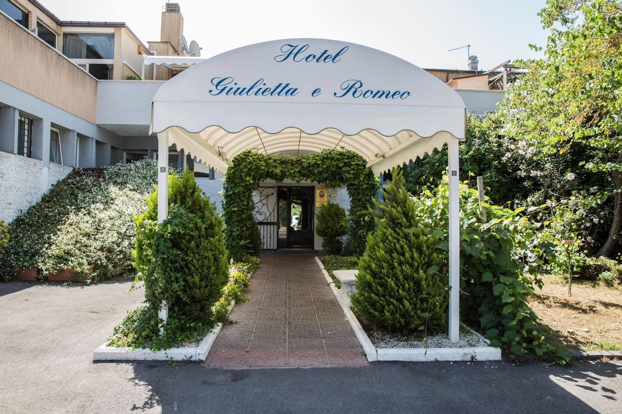 Hotel Giulietta E Romeo Casal Palocco Exterior photo