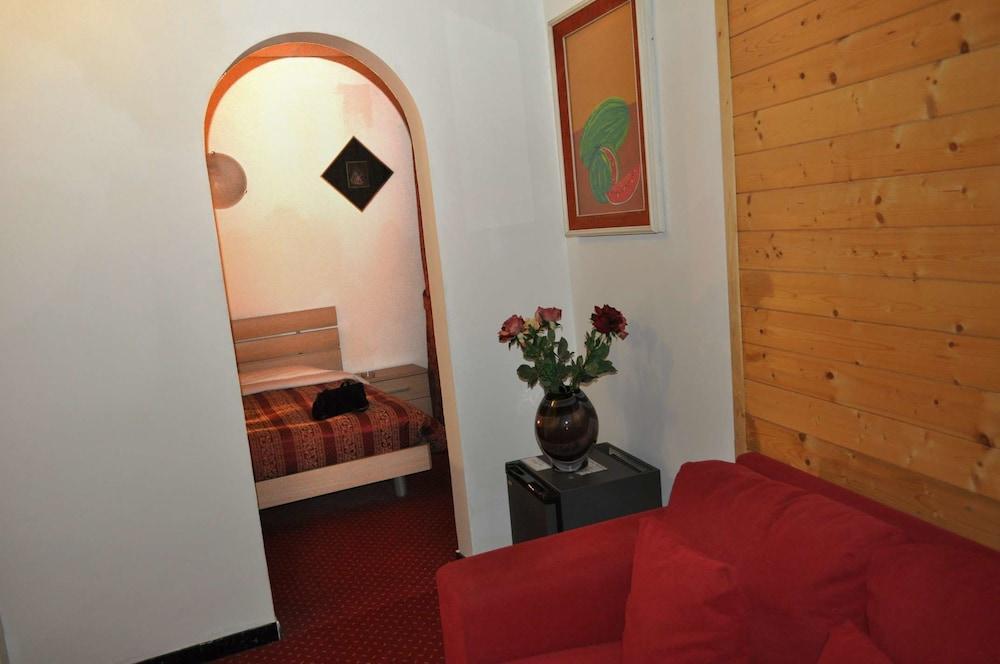 Hotel Giulietta E Romeo Casal Palocco Exterior photo